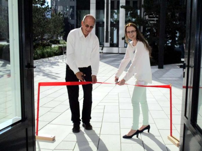 Martin Menke, Geschäftsführer DRK Main-Taunus Familiendienste, und Silke Geis, Leiterin DRK KITA St. Martin-Tower