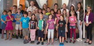 (Quelle: Landratsamt Rhein-Neckar-Kreis): Erster Landesbeamter Joachim Bauer (von links) und Stefanie Leinberger vom Haupt- und Personalamt mit den Betreuerinnen Andrea Scheuren (Verein päd-aktiv), Clarissa Philipp, Büsra Yüksel (beide Auszubildende beim Landratsamt), Lena von Nettelbladt und Frauke Denzler (beide päd-aktiv).