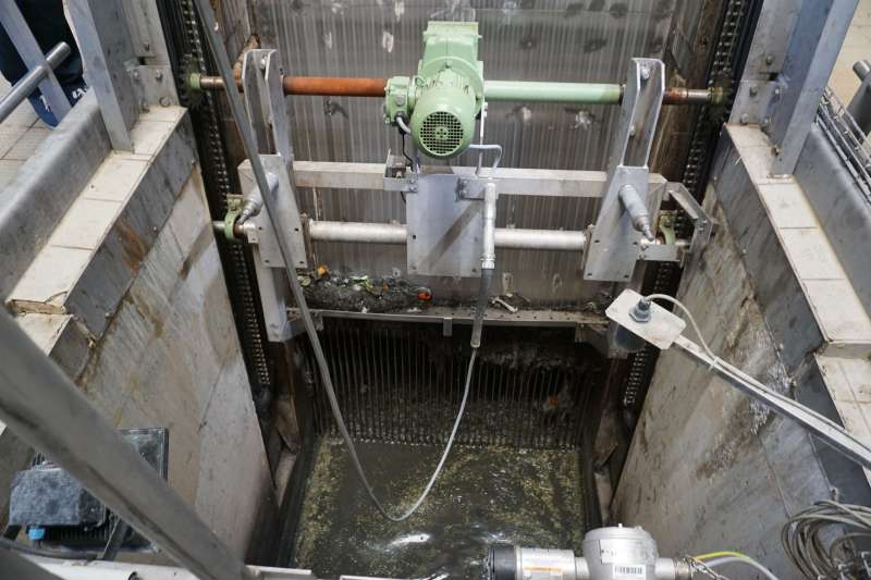 Die Feuchttücher machen den Rechen im Mannheimer Klärwerk und vor allem den Mitarbeitern zu schaffen: Sie müssen regelmäßig von den angesammelten Unrat gereinigt werden. (Foto: Stadt Mannheim)