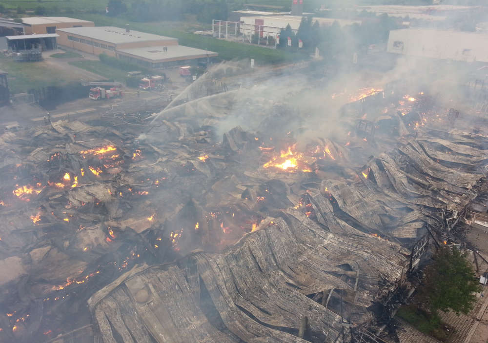 Die Halle des Holzfachhandels in der Lotschstraße wurde durch das Feuer komplett zerstört. (Foto: Stadt Landau in der Pfalz)