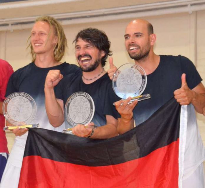 Zwei Weltmeistertitel für den SSC Freestyle Frisbee-WM in New York Alexander Leist, Florian Hess und Christian Lamred bei der Siegerehrung im Coop (Foto: SSC)