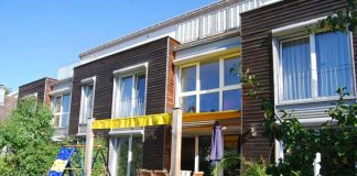BEREITS KLIMAHAUS: Dieses Passivhaus in Rüppurr trägt schon die Auszeichnung (Foto: BAUKONTOR hrp-Architekten)