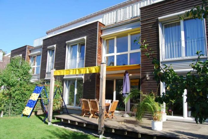 Passivhaus als Klimahaus ausgezeichnet BEREITS KLIMAHAUS: Dieses Passivhaus in Rüppurr trägt schon die Auszeichnung (Foto: BAUKONTOR hrp-Architekten)
