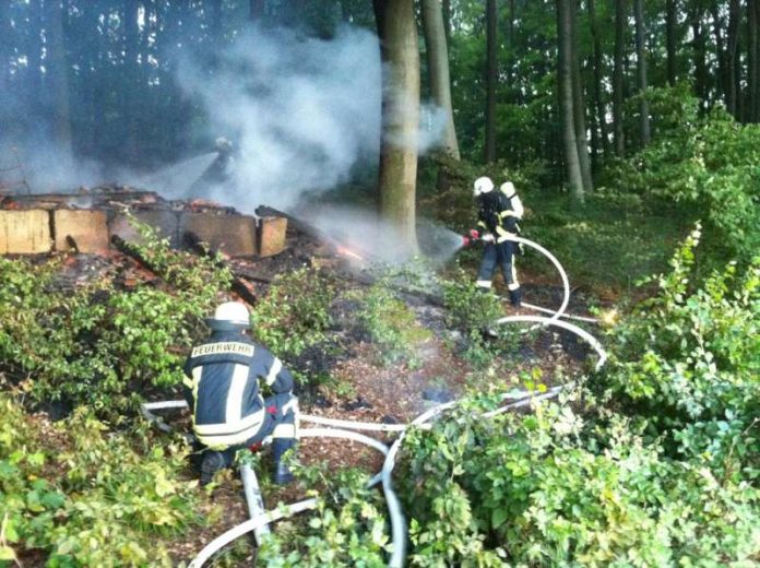 Die Feuerwehr löschte eine brennende Waldhütte (Foto: Feuerwehr)