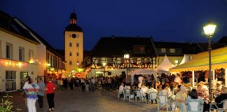 Römerplatz bei Nacht (Foto: Donnersberg-Touristik-Verband)