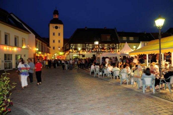 Römerplatz bei Nacht (Foto: Donnersberg-Touristik-Verband)