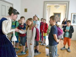 Die Ferienpasskinder zu Besuch bei Königin Therese (Foto: Kreisverwaltung Südliche Weinstraße)