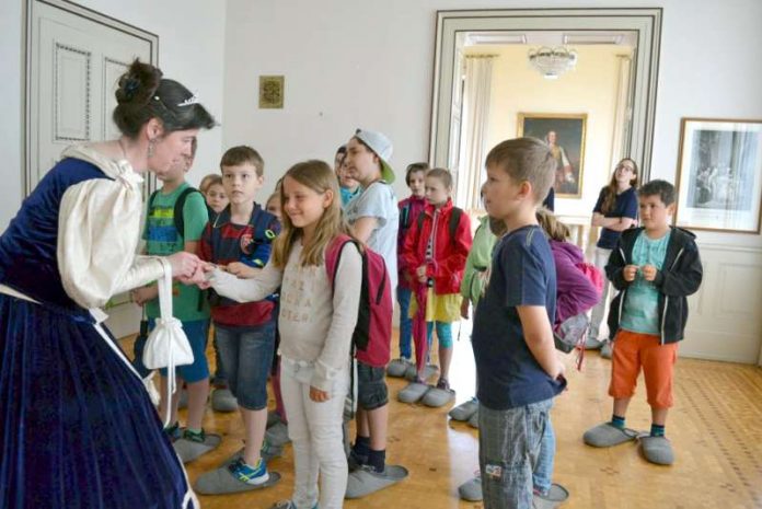 Die Ferienpasskinder zu Besuch bei Königin Therese (Foto: Kreisverwaltung Südliche Weinstraße)
