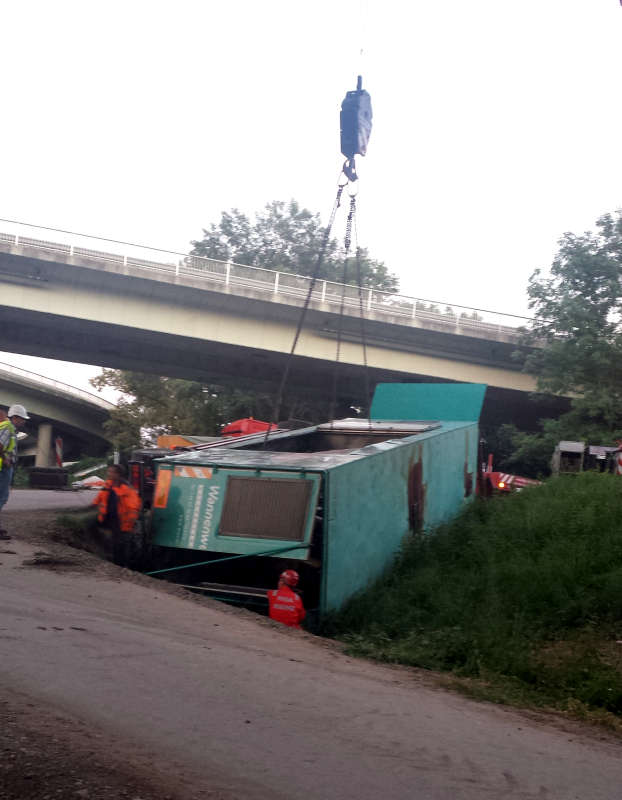 Bergung des LKW (Foto: Feuerwehr Mainz)