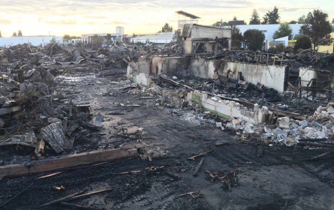 Nach drei Tagen ist der Brand in der Lotschstraße endgültig gelöscht. Die Feuerwehr bleibt aber vor Ort, um das Gebiet zu berieseln. So soll verhindert werden, dass Asbeststaub aufgewirbelt wird. (Foto: Stadt Landau in der Pfalz)