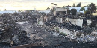 Nach drei Tagen ist der Brand in der Lotschstraße endgültig gelöscht. Die Feuerwehr bleibt aber vor Ort, um das Gebiet zu berieseln. So soll verhindert werden, dass Asbeststaub aufgewirbelt wird. (Foto: Stadt Landau in der Pfalz)