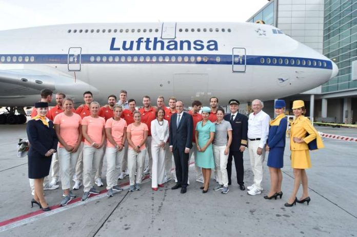 Mitglieder der Deutschen Olympiamannschaft auf dem Rollfeld vor der Lufthansa-Maschine, die sie nach Rio fliegt. (Foto: DOSB/Boris Roessler)