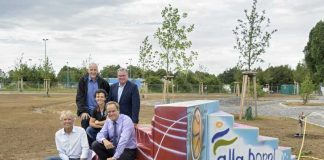 Oberbürgermeister Dr. Eckart Würzner (vorne von rechts), Landschaftsarchitekt Dirk Schelhorn, Projektleiterin Sandra Zettel von der Dietmar Hopp Stiftung, Gert Bartmann (hinten von rechts), Leiter des Amtes für Sport und Gesundheitsförderung, sowie Dr. Ernst Baader, Leiter des Landschafts- und Forstamtes, besichtigten gemeinsam die Baustelle der „alla hopp!“-Anlage.