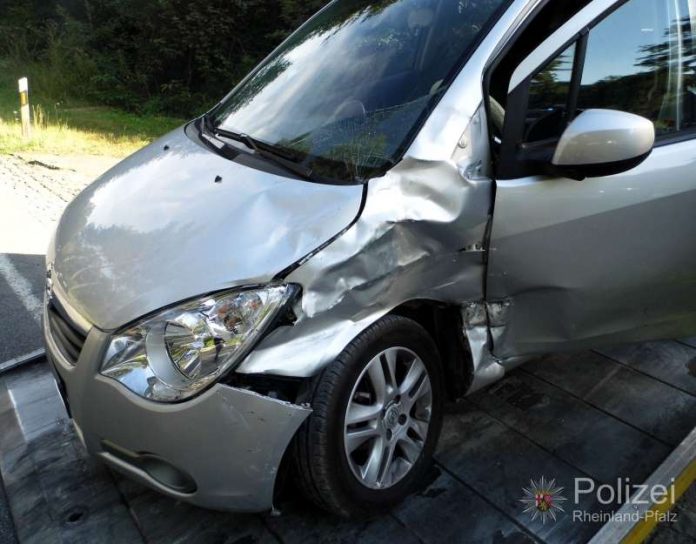 Der Opel auf dem Abschleppwagen (Foto: Polizei)