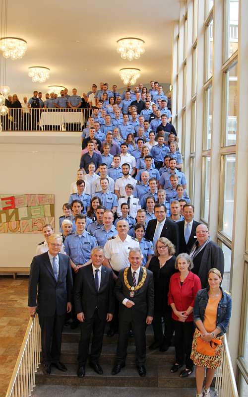 Gruppenbild der Polizisten mit Markus Frank, Gerhard Bereswill und OB Peter Feldmann Frankfurt Gruppenbild der Polizisten mit Markus Frank, Gerhard Bereswill und OB Peter Feldmann (Foto: Vera Geyer / Polizeipräsidium Frankfurt)