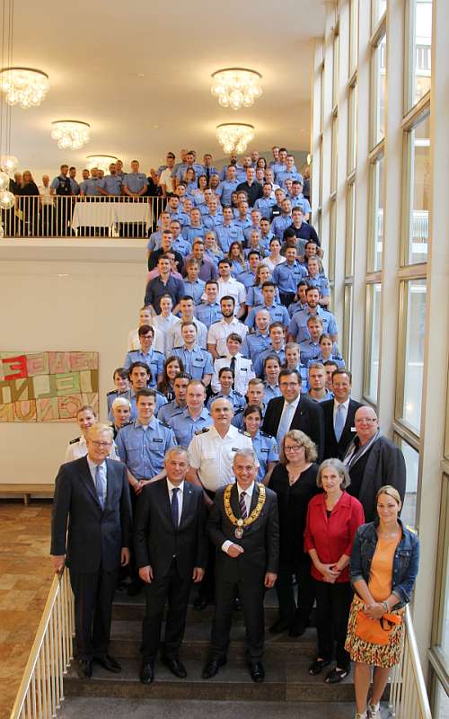 Gruppenbild der Polizisten mit Markus Frank, Gerhard Bereswill und OB Peter Feldmann (Foto: Vera Geyer / Polizeipräsidium Frankfurt)