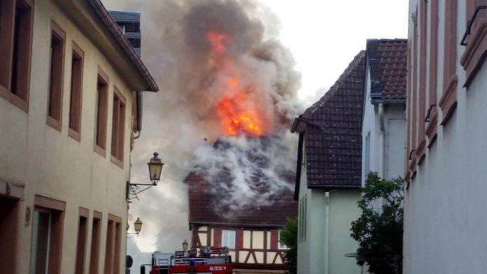 Neustadt Haardt Fachwerkhaus Brand Feuerwehr EinsatzFw Ein Fachwerkhaus in Haardt brannte (Foto: privat)