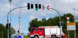 Aufgrund von Sonderrechten dürfen Einsatzfahrzeuge beispielsweise das Tempolimit überschreiten und bei Rot über eine Ampel fahren. (Foto: ADAC)