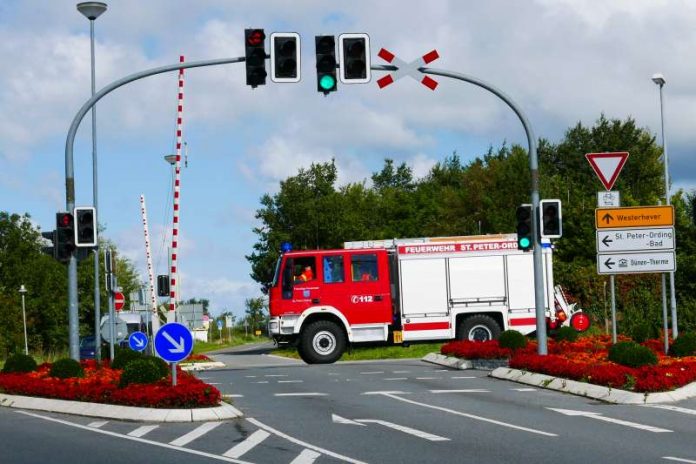 Aufgrund von Sonderrechten dürfen Einsatzfahrzeuge beispielsweise das Tempolimit überschreiten und bei Rot über eine Ampel fahren. (Foto: ADAC)