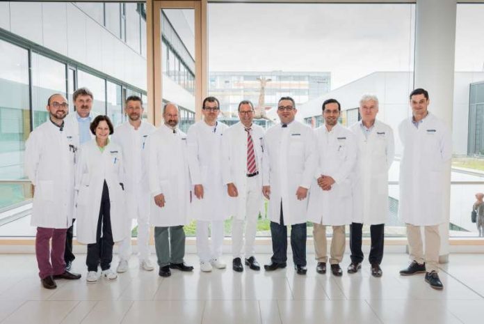 Europaweit neue OP: Offenen Rücken schon während der Schwangerschaft erfolgreich behandelt Das interdisziplinäre Team aus Gynäkologen, Neurochirurgen, Anästhesisten, Neonatologen und Pflegenden des Universitätsklinikums Heidelberg freut sich über die erfolgreiche Operation und die Geburt des Kindes. (Foto: Universitätsklinikum Heidelberg)