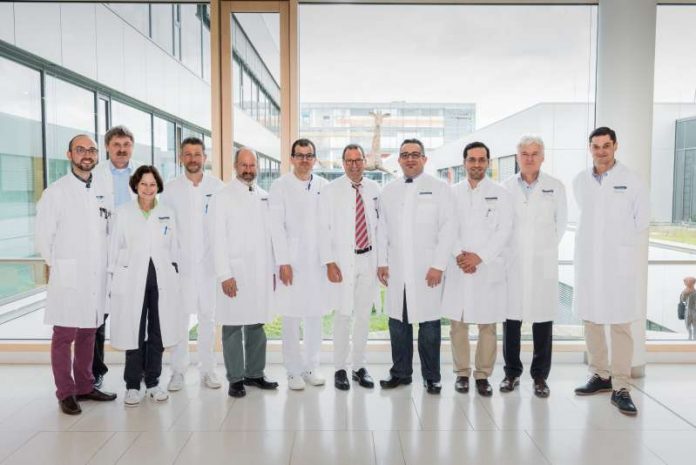 Das interdisziplinäre Team aus Gynäkologen, Neurochirurgen, Anästhesisten, Neonatologen und Pflegenden des Universitätsklinikums Heidelberg freut sich über die erfolgreiche Operation und die Geburt des Kindes. (Foto: Universitätsklinikum Heidelberg)