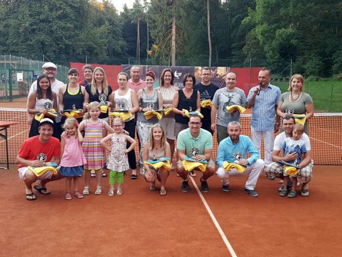 Siegerbild mit Landrat Dr. Fritz Brechtel zum 3. Tenniscup des TC Rülzheim (Foto: TC Rülzheim)