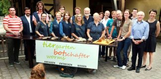 Die gute Laune steckt an: Die Tiergartenbotschafter mit ihrem neuen Infomobil. Michael Kauer, Zoologische Gesellschaft Frankfurt, Tiergartenleitung Wilfried Adelfinger und Marco Mitzinger, Revierleiterin Nina Au, Dennis Waltenberg vom Erlebnisgarten Worms, waren für das Ehrenamt für Worms Theo Cronewitz (1.VS), Agnes Denschlag (2.VS) und Günter Zutavern (Kassenführer) zugegen. (Foto: Uhrig)