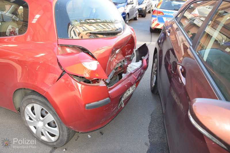 Es kam an beiden Autos zu erheblichen Schäden