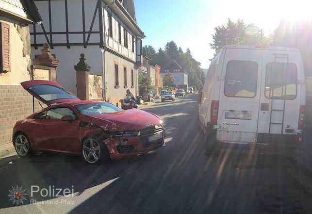 Der stark beschädigte Audi an der Unfallstelle