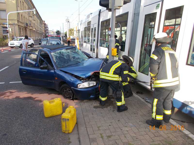 Die Rettungsarbeiten bei diesem Unfall wurden wieder durch Gaffer behindert