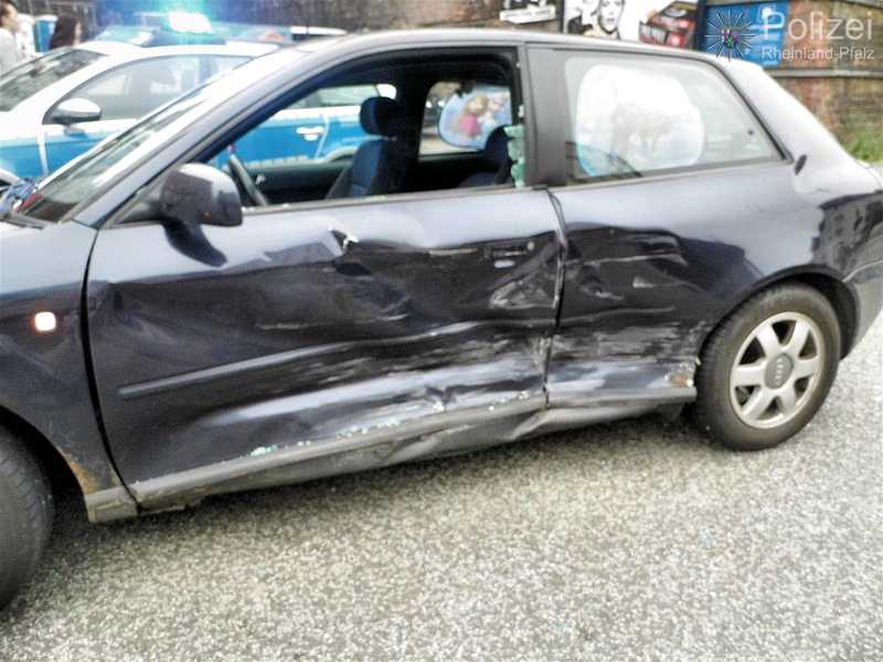 Der Audi A3 wurde von dem Mercedes auf der Fahrerseite gerammt und dabei stark beschädigt. Der Fahrer kam mit leichten Verletzungen davon.