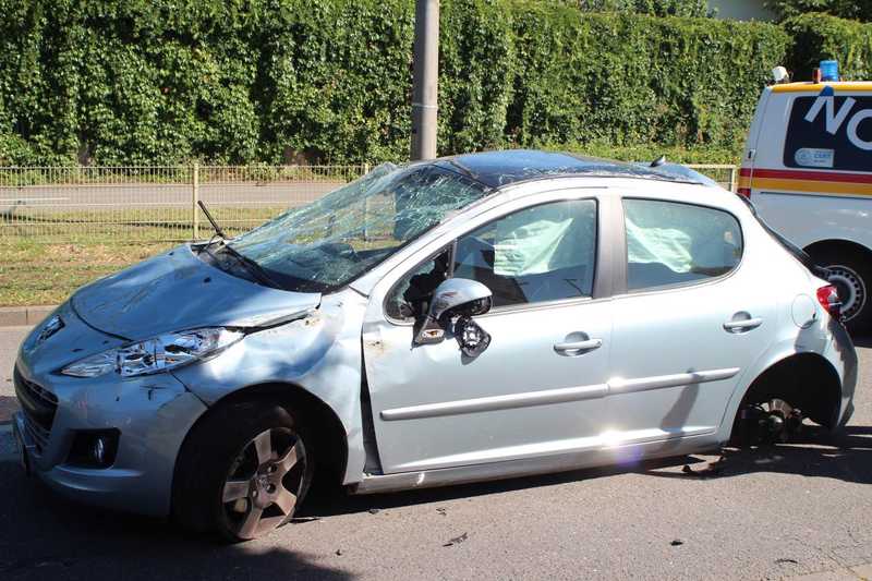 Unfall: Nach drei Überschlägen auf den Rädern gelandet