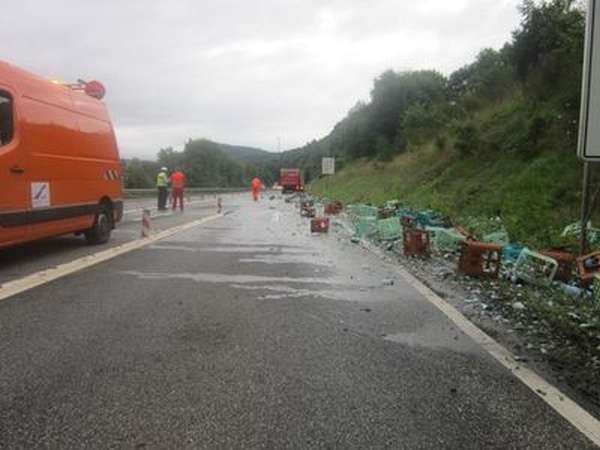 Wasserkisten versperren die Bundesstraße (Foto: Polizei)