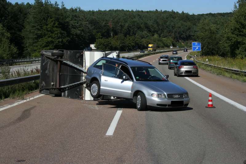 Das beschädigte Wohnwagengespann (Foto: Polizei)