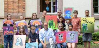 Gemeinsam kreativ: Oberbürgermeister Dr. Eckart Würzner (Mitte) besuchte Jugendliche beim „Street Art“-Kurs des Ferienpass-Programms und testete selbst die Möglichkeiten des legalen Sprühens. (Foto: Philipp Rothe)