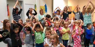 Die Kinder und die Mitarbeiterinnen trugen ein Begrüßungslied vor (Foto: Stadtverwaltung Neustadt)