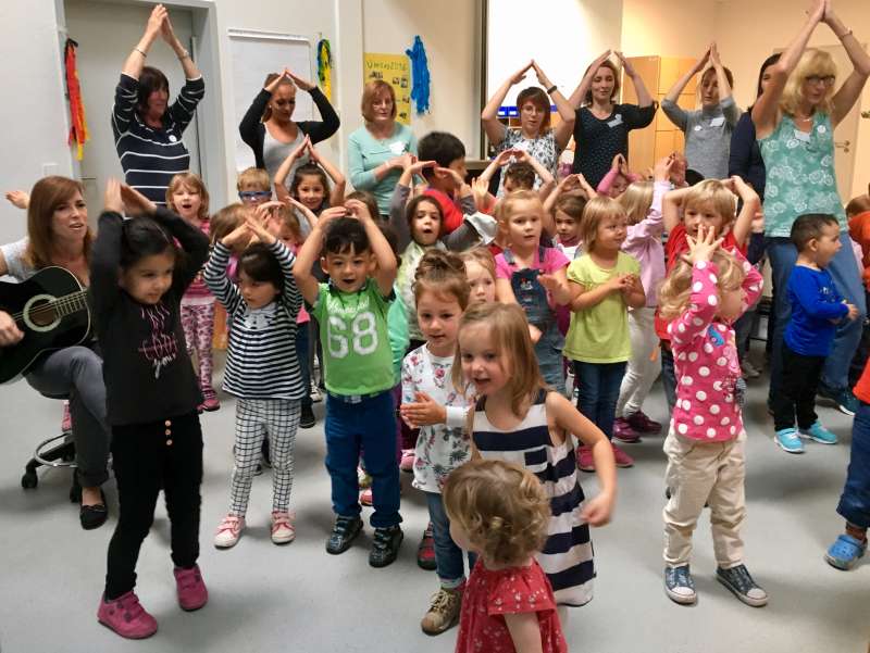 Die Kinder und die Mitarbeiterinnen trugen ein Begrüßungslied vor (Foto: Stadtverwaltung Neustadt)