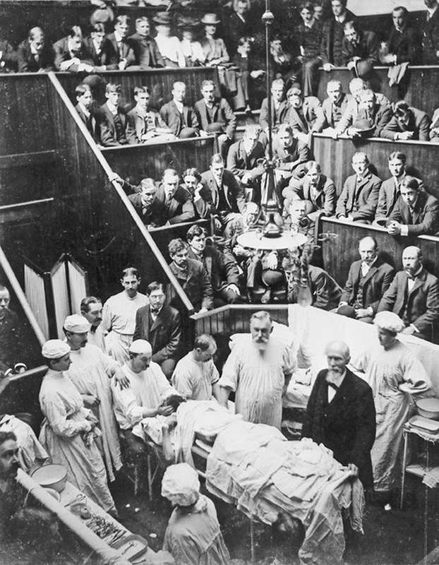 Akademischer und klinischer Lehrer: Im Rahmen des akademischen Unterrichts hielt Czerny Vorlesungen über allgemeine Chirurgie und Geschwulstlehre und erteilte Operationskurse. Er formulierte Richtlinien für die Methoden des klinischen Unterrichts und forderte für die ärztliche Ausbildung ein praktisches Jahr, das 1901 dann auch eingeführt wurde. Fotografie einer medizinischen Vorlesung um 1900. Akademischer und klinischer Lehrer: Im Rahmen des akademischen Unterrichts hielt Czerny Vorlesungen über allgemeine Chirurgie und Geschwulstlehre und erteilte Operationskurse. Er formulierte Richtlinien für die Methoden des klinischen Unterrichts und forderte für die ärztliche Ausbildung ein praktisches Jahr, das 1901 dann auch eingeführt wurde. Fotografie einer medizinischen Vorlesung um 1900. (Foto: Universitätsarchiv Heidelberg)