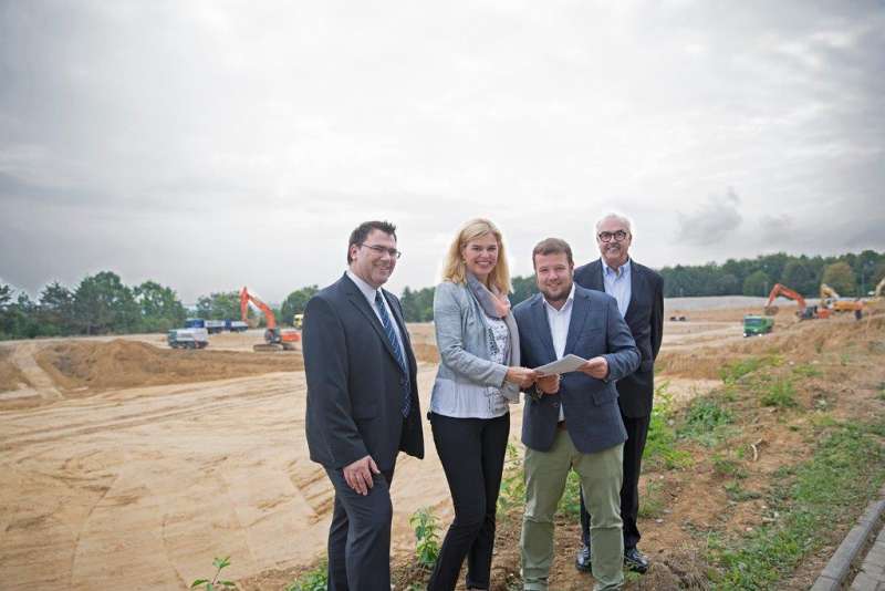 Ralf Jäger (Geschäftsführer EGW Gesellschaft für ein gesundes Wiesbaden), Sigrid Möricke (Baudezernentin Wiesbaden), Kristian Gäbler & Ludwig-Franz Hammerschlag (Geschäftsführer HELIOS HSK) (Foto: Landeshauptstadt Wiesbaden)