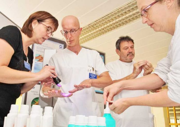 SO WIRD’S GEMACHT, die Händedesinfektion war Thema bei einem Aktionstag am Kreiskrankenhaus Bergstraße in Heppenheim. Mitarbeiter konnten unter dem fachkundigen Blick der Hygienefachkraft des Krankenhauses, Franziska Vollhardt (links), überprüfen, ob sie die Händedesinfektion noch immer wie gelernt praktizieren. Händedesinfektion ist ein wichtiges Thema in Kliniken und Basis der Hygiene.