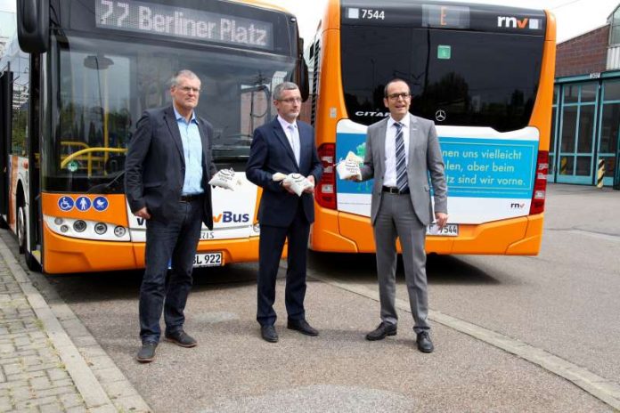 VDV-Buskampagne v.l.: Stefan Prüfer, Geschäftsführer der V-Bus GmbH, Klaus Dillinger, Beigeordneter der Stadt Ludwigshafen und Aufsichtsratsvorsitzender der rnv GmbH, sowie Christian Volz, Kaufmännischer Geschäftsführer der rnv GmbH. (Foto: rnv GmbH)