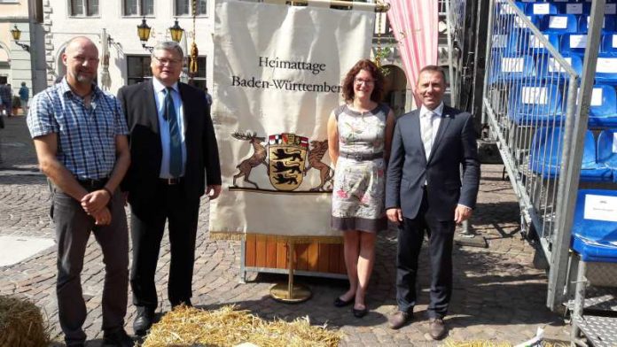 v.l.: Marktmeister Michael Jerabek, Andreas Schüle vom Staatsministerium Baden-Württemberg, Amtsleiterin Sandra Aisenpreis, Oberbürgermeister Jörg Albrecht (Foto: Stadtverwaltung Sinsheim)