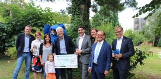 Die Unterstützer des Benefizkonzerts freuen sich gemeinsam über den stolzen Erlös in Höhe von über 12.150 Euro: (v.l.) Zonen-Chairman der südpfälzischen Lions Clubs Dr. Florian Schuhmacher, Christin Arto von Frey & Kissel, Tanja Nau und Heinrich Braun vom Kinderschutzbund, Prof. Peter Leiner, Victoria Starck, Oberbürgermeister Thomas Hirsch, Barbara Piorko vom Parkhotel, Helmut Braun, Vorsitzender der Dieter-Kissel-Stiftung, und Christoph Ochs, Vorsitzender der VR-Bank-Südpfalz. (Foto: DKSB)