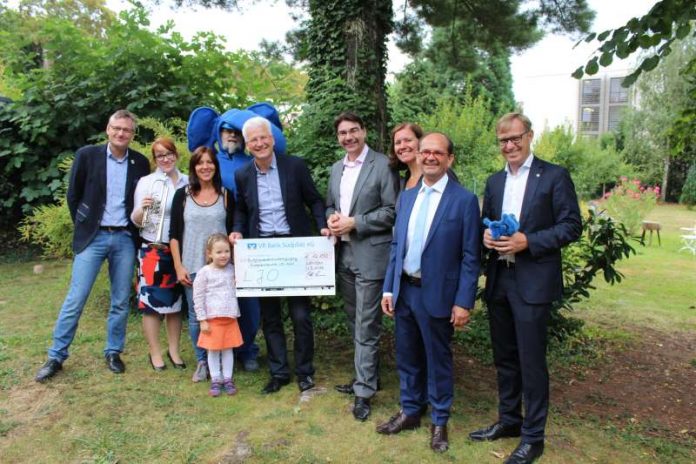 Scheckübergabe LJO Die Unterstützer des Benefizkonzerts freuen sich gemeinsam über den stolzen Erlös in Höhe von über 12.150 Euro: (v.l.) Zonen-Chairman der südpfälzischen Lions Clubs Dr. Florian Schuhmacher, Christin Arto von Frey & Kissel, Tanja Nau und Heinrich Braun vom Kinderschutzbund, Prof. Peter Leiner, Victoria Starck, Oberbürgermeister Thomas Hirsch, Barbara Piorko vom Parkhotel, Helmut Braun, Vorsitzender der Dieter-Kissel-Stiftung, und Christoph Ochs, Vorsitzender der VR-Bank-Südpfalz. (Foto: DKSB)