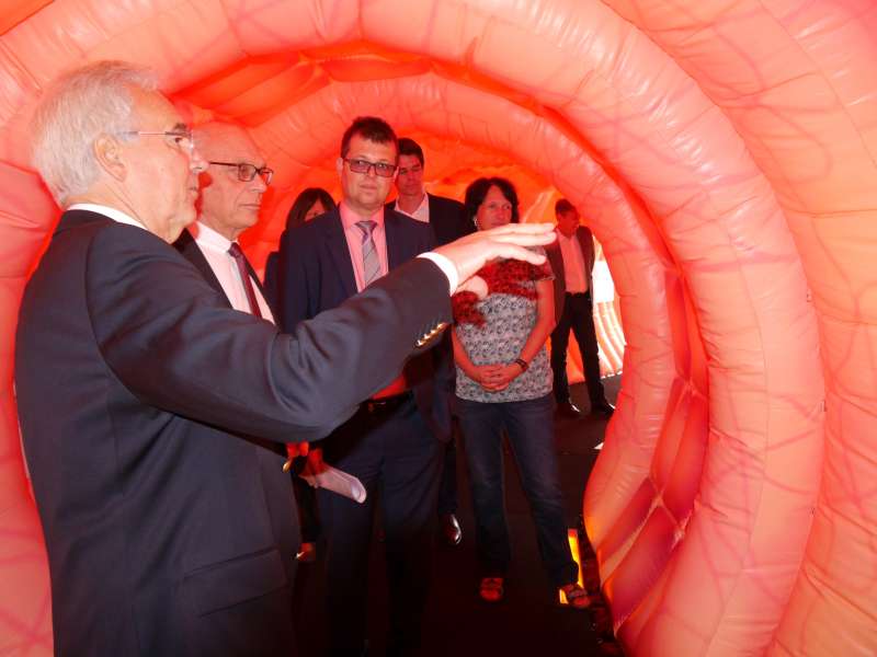 Prof. Dr. med. Richard Raedsch (vorne links) erläutert den Teilnehmern Wissenswertes rund um das Thema Darmkrebs in Europas größtem begehbaren Darmmodell. (Foto: ESWE Verkehrsgesellschaft mbH)