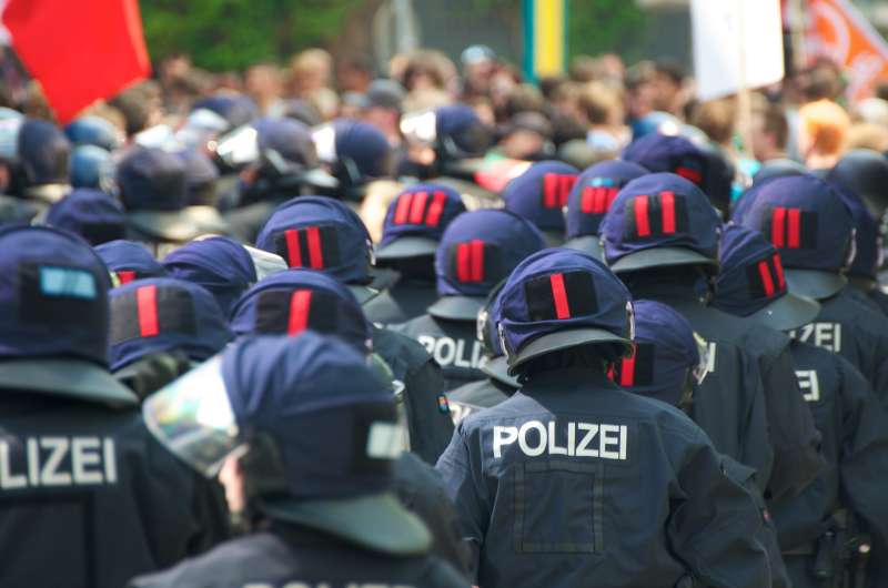 Polizisten während einer Demo (Foto: Martin Krolikowski / Flickr - CC BY 2.0)