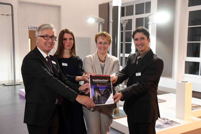 Dr. Karl Roth, Nina Rind, Gabriele Luczak-Schwarz, Manfred Weiß (Foto: Stadtwerke Karlsruhe)