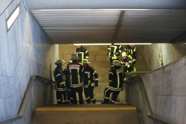 Feuerwehrleute in Bereitstellung (Foto: Holger Knecht)