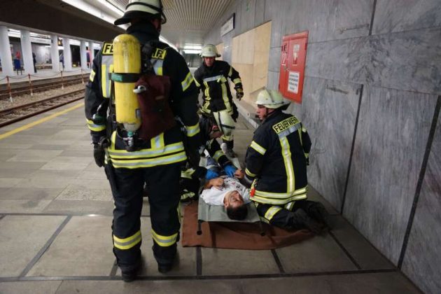 Die Feuerwehr mit einem Verletzten (Foto: Holger Knecht)