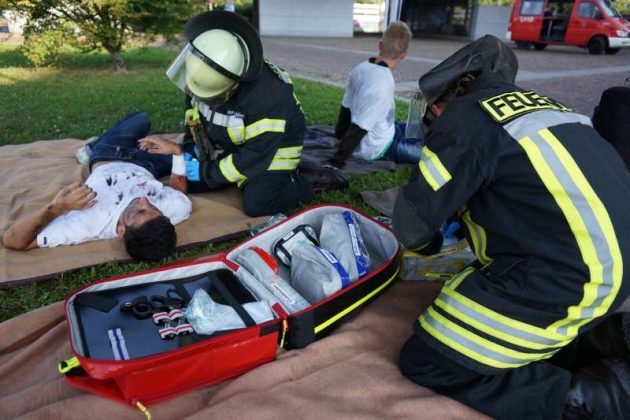 Feuerwehrleute bei der Erstversorgung der geretteten Verletzten (Foto: Holger Knecht)